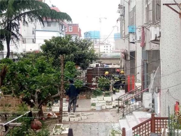 突發(fā)！青島一居民樓發(fā)生爆燃！已造1人死亡，7人受傷！3公里外有震感…